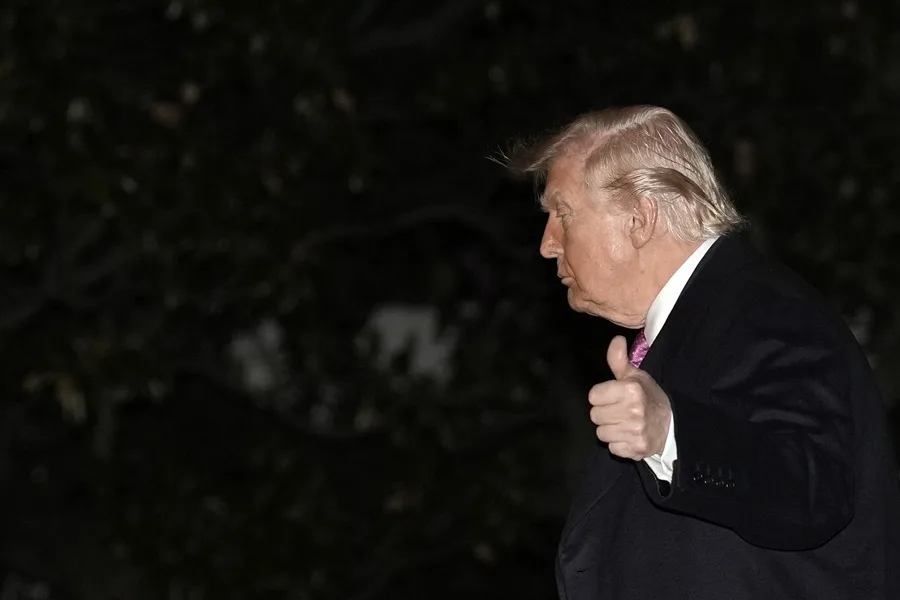 Trump comparte video de ataque militar masivo sin detallar ubicación