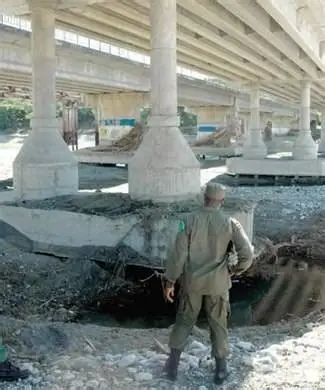 Advierten deterioro en columnas del puente Lucas Díaz sobre el río Nizao