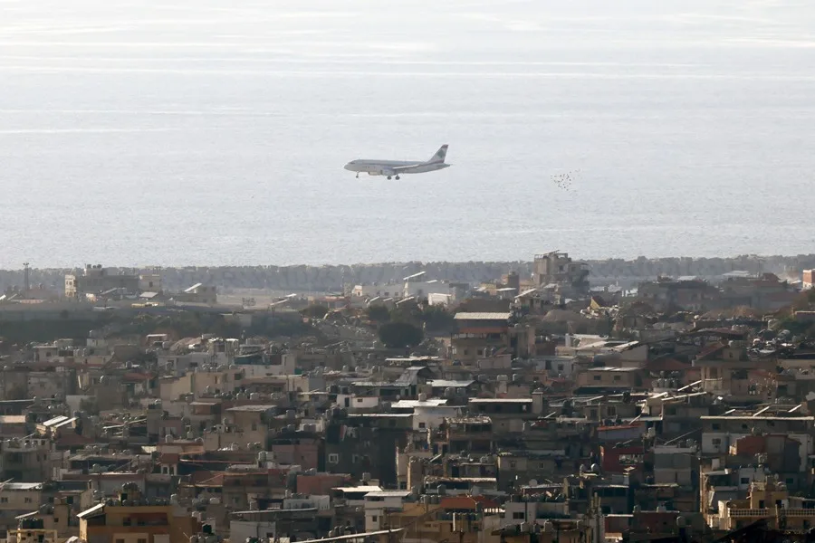 El cierre del espacio aéreo en Oriente Medio complica evacuación de unos 1.500 estadounidenses