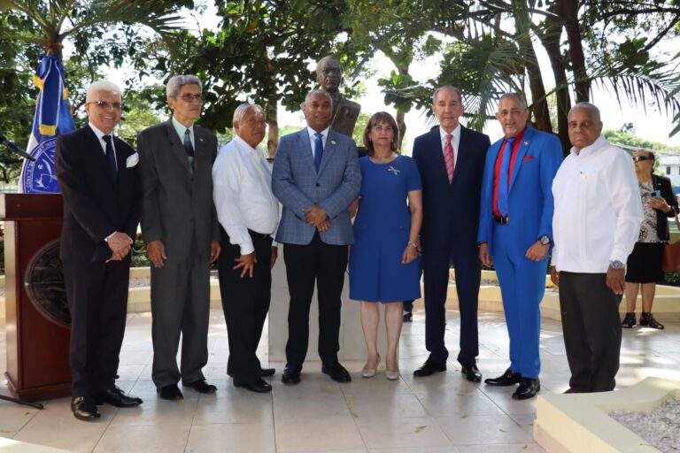 UASD rinde homenaje a José Francisco Peña Gómez con ofrenda floral en el aniversario de su natalicio