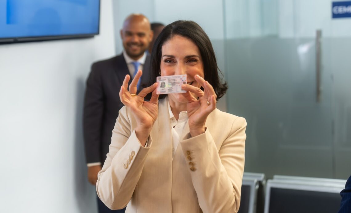 La primera dama Raquel Arbaje renueva su licencia de conducir bajo el nuevo sistema del INTRANT