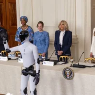 Melania Trump aparece con un robot humanoide en una cumbre sobre educación y tecnología