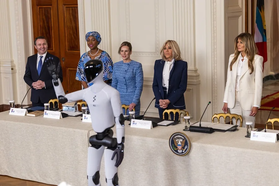 Melania Trump aparece con un robot humanoide en una cumbre sobre educación y tecnología