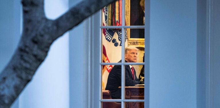 Trump permanece en su residencia de Mar-a-Lago mientras sigue el conflicto con Irán