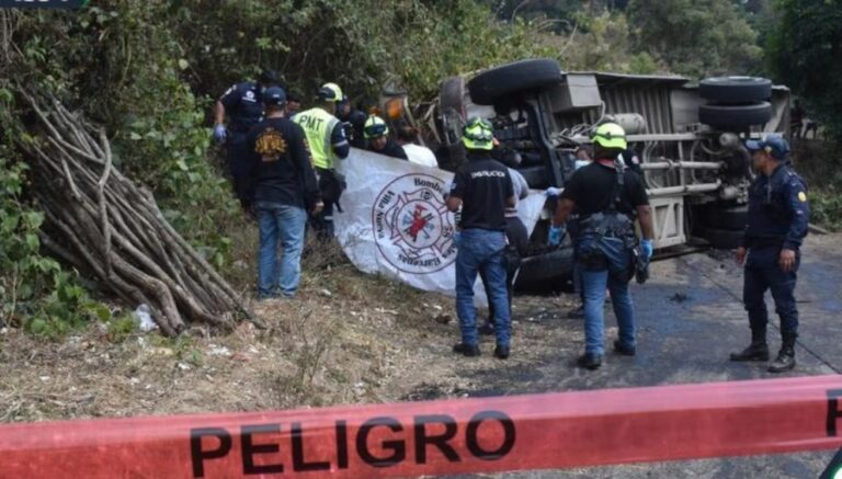 Tragedia escolar en Guatemala tras el vuelco de un bus: varios lesionados y un menor fallecido