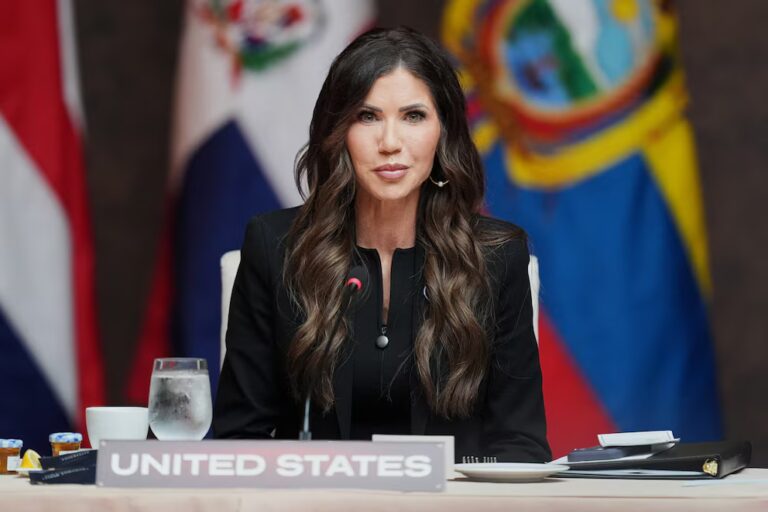 Kristi Noem se reúne con Abinader para tratar seguridad regional