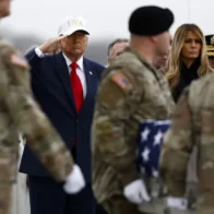 Trump recibe los cuerpos de los soldados de EE.UU. y promete mantener muertes "al mínimo"