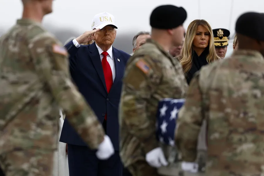 Trump recibe los cuerpos de los soldados de EE.UU. y promete mantener muertes "al mínimo"