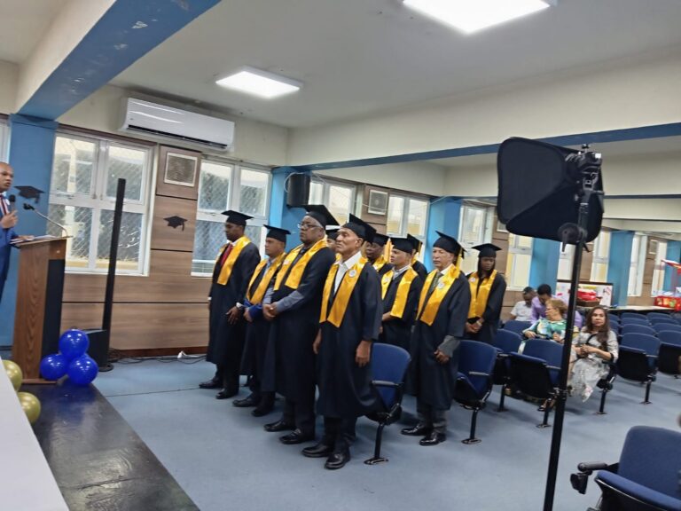 Instituto Dominicano de Ciencias de la Comunicación Adrianista gradúa 12 nuevos periodistas