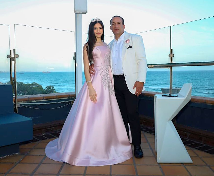 Rubí López, hija del prestigioso abogado Emilio López, celebra sus 15 años con una noche inolvidable llena de música y emociones