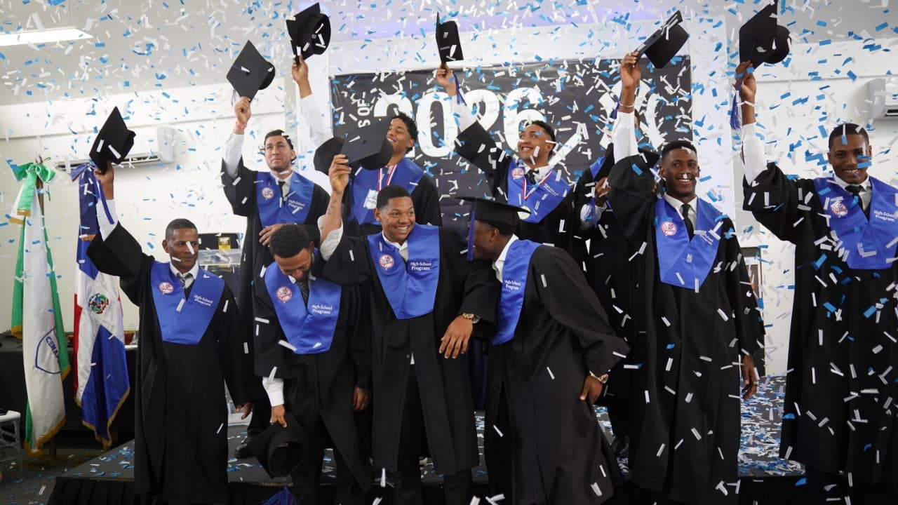 Los Yankees celebran graduación de prospectos y refuerzan compromiso con la educación integral en RD