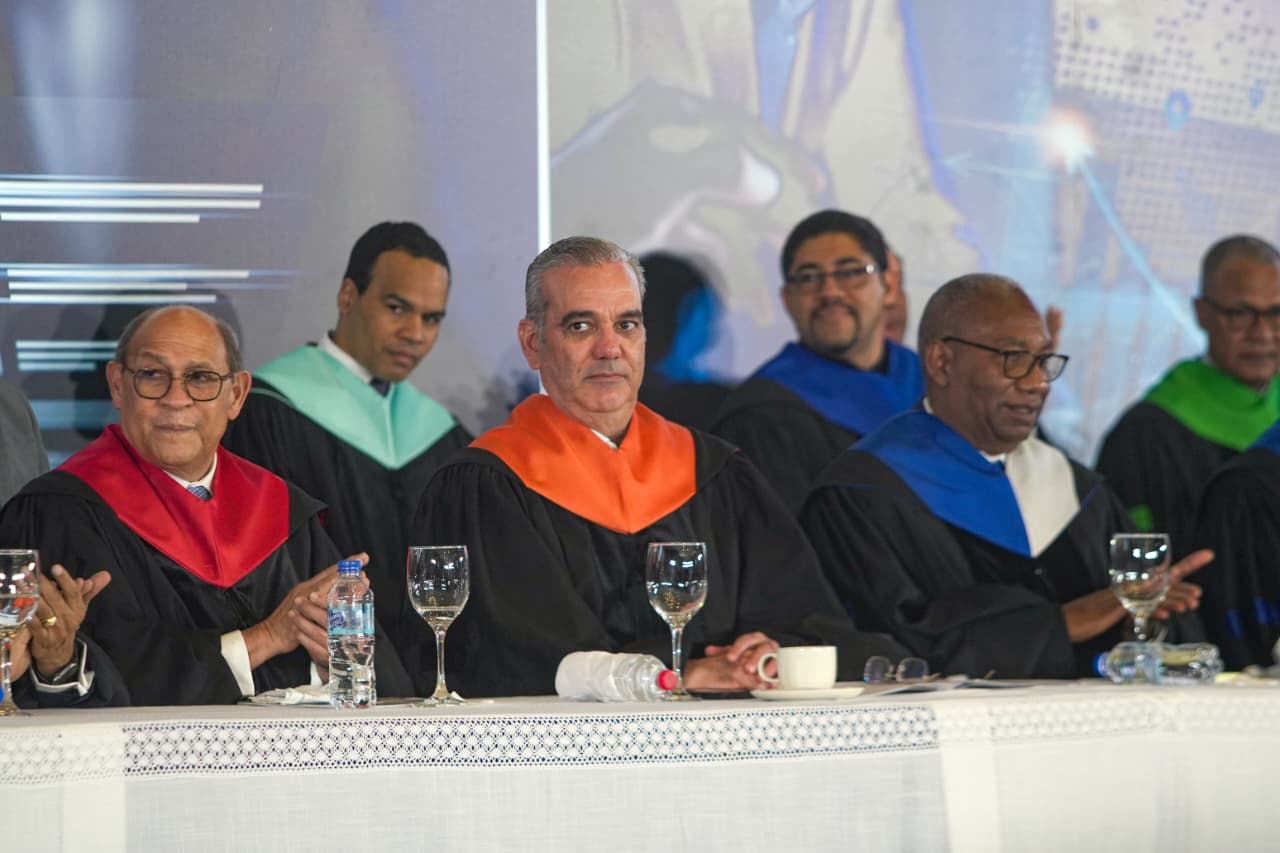 Presidente Abinader encabeza primera graduación de postgrado en Administración Pública de la UASD