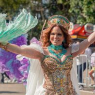 Brenda Sánchez participa en comparsa “La Furia de Atenea” en el Carnaval de Santiago