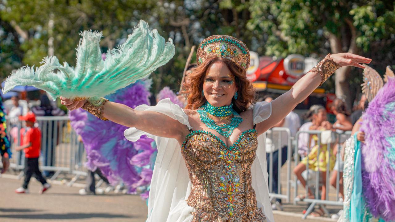 Brenda Sánchez participa en comparsa “La Furia de Atenea” en el Carnaval de Santiago