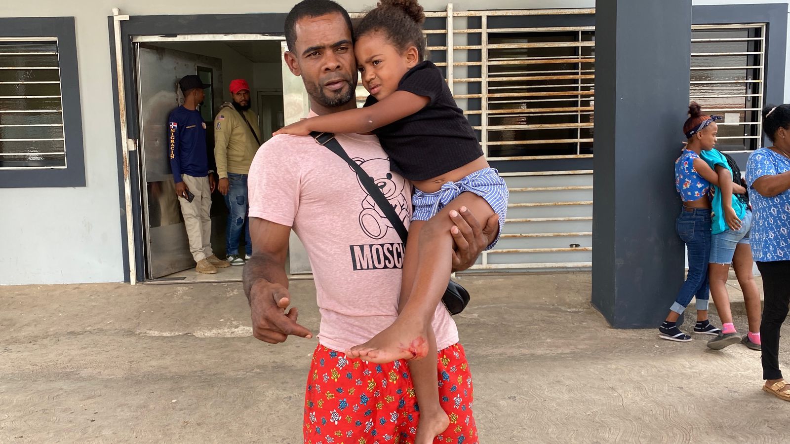 Hombre resulta herido de bala durante operativo del DICRIM en Las Flores; una niña de cuatro años también fue alcanzada