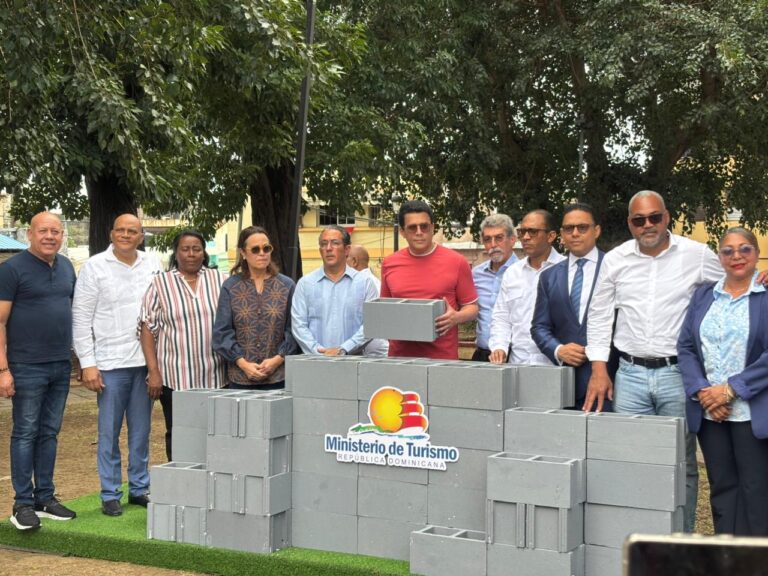David Collado deja iniciados trabajos de remozamiento del Parque San Miguel en Ciudad Colonial