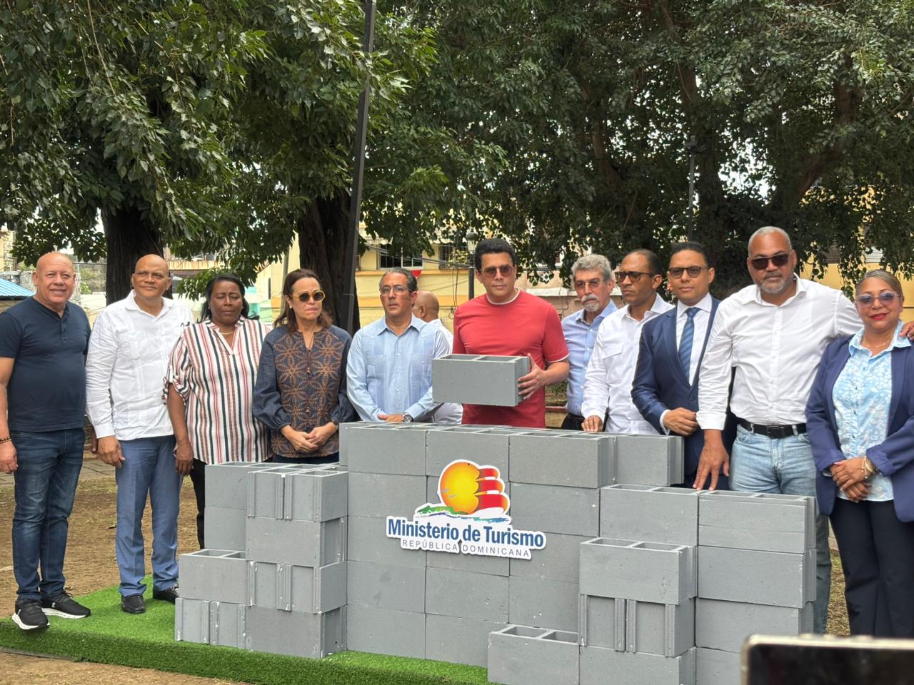David Collado deja iniciados trabajos de remozamiento del Parque San Miguel en Ciudad Colonial