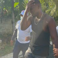 ¡Ay Dios mío!: entre lágrimas, chofer se golpea la cabeza tras accidente mortal en Corona Plaza