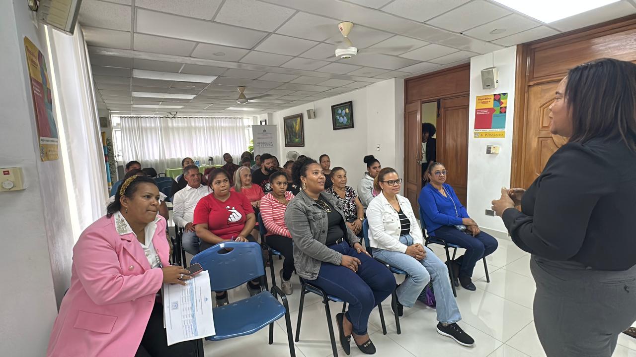 Gobernadora Adela Tejada entrega bonos a mujeres emprendedoras de Bonao