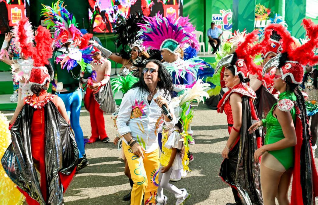 Con masiva asistencia de lechones, comparsas, personajes y familias cierra el Carnaval de Santiago 2026