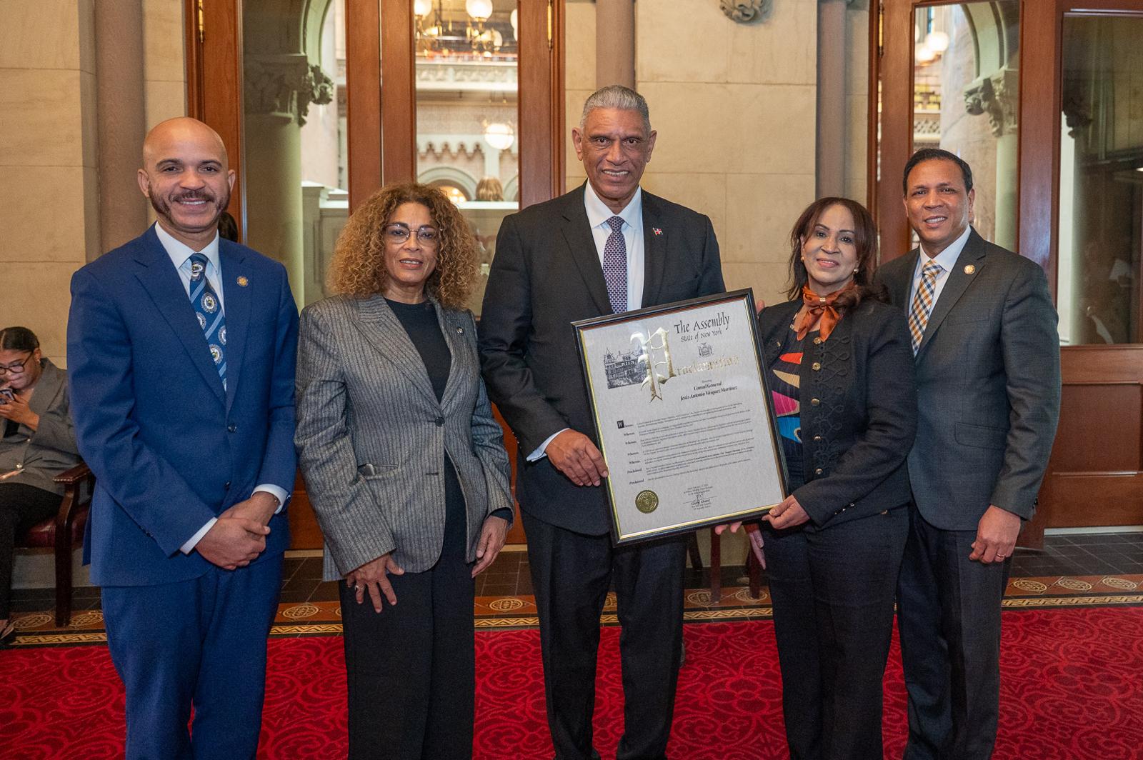 Legisladores de Nueva York Luis entregan reconocimiento al cónsul Jesús Vásquez por la Independencia de RD