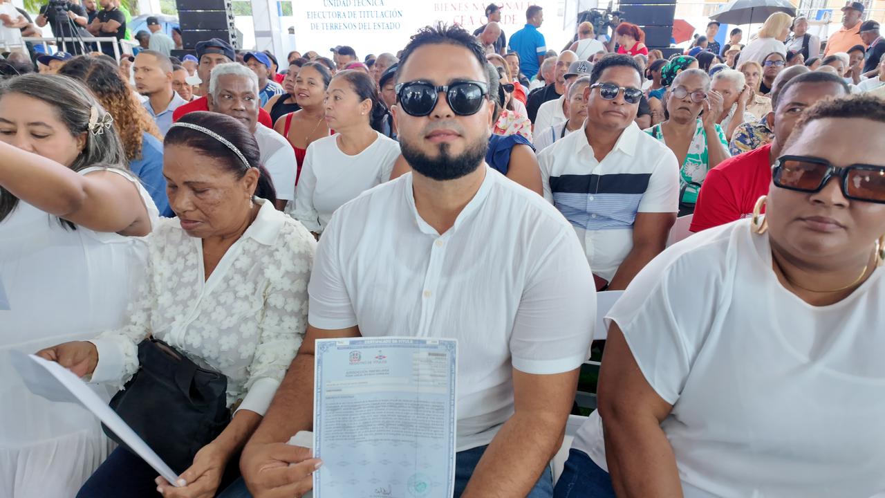 ¡Ni la lluvia los detuvo! Beneficiarios celebran entrega de títulos en Los Alcarrizos