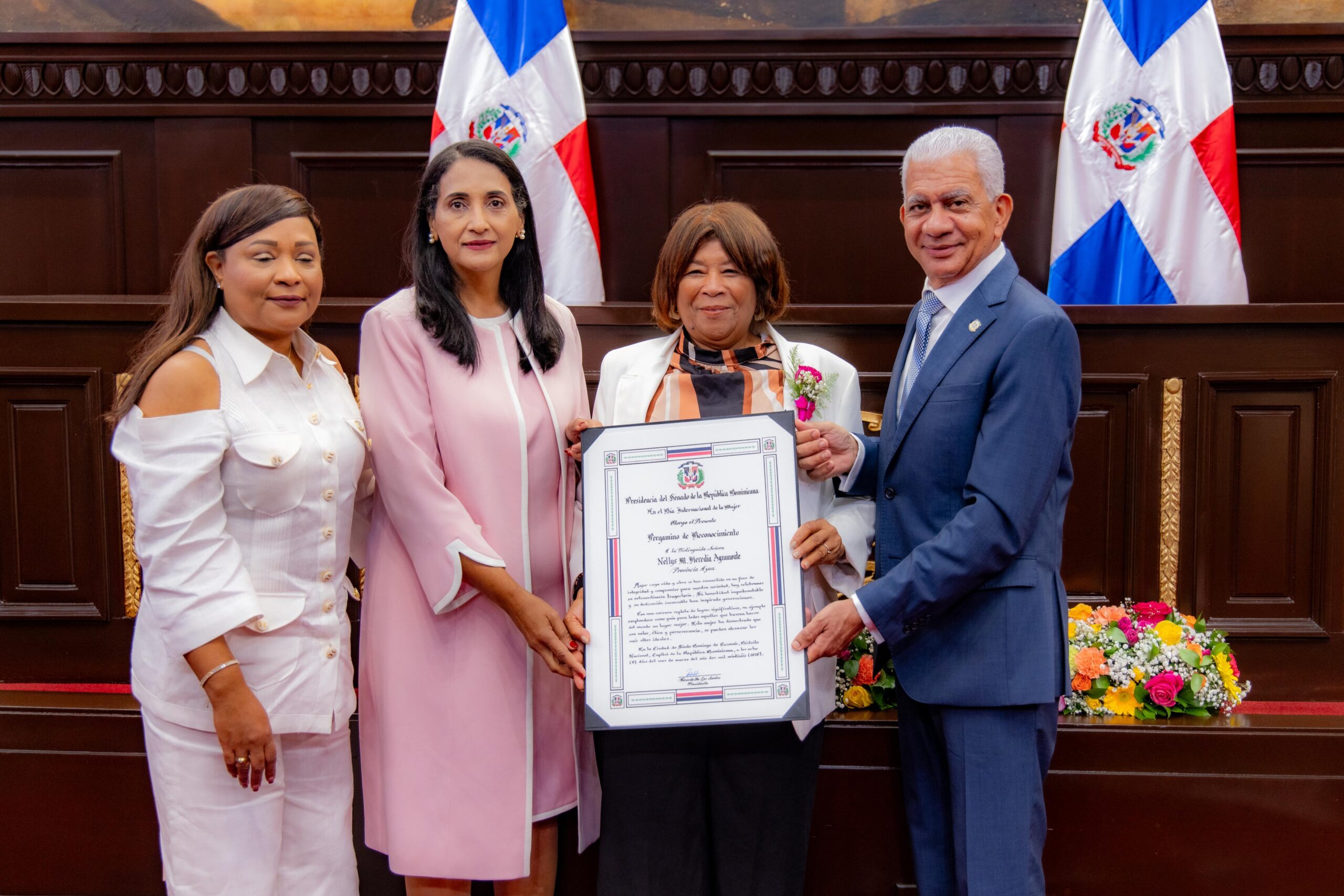 Ricardo de los Santos, Lía Díaz y Brenda Ogando reconocen mujer azuana