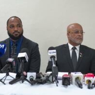 Más de 300 contratistas y proveedores del Estado piden a Abinader crear mesa para resolver deudas Santo Domingo. – Más de 300 contratistas y proveedores del Estado dominicano solicitaron al presidente Luis Abinader la creación de una mesa de resolución de deudas históricas, con el objetivo de buscar una salida a compromisos económicos pendientes que, según denuncian, superan los RD$500 millones y en algunos casos datan desde 1998. La petición fue presentada por abogados de la firma Ricardo & Morrobel Consultores Legales, quienes afirmaron representar a ingenieros, arquitectos, contratistas y proveedores que realizaron obras o servicios para el Estado, pero que aún no han recibido los pagos correspondientes. Durante un encuentro con la prensa, Erick Morrobel y Luis Ricardo señalaron que la situación ha generado graves consecuencias económicas y sociales para decenas de familias, debido al prolongado retraso en el cumplimiento de estas obligaciones. “Detrás de estos expedientes hay vidas humanas. Son profesionales que entregaron su patrimonio, tomaron préstamos y cumplieron con su parte del contrato construyendo infraestructura para el país”, indicaron. Según explicaron, el impago prolongado por más de dos décadas ha provocado ruina económica, problemas de salud derivados del estrés financiero y la salida de muchos profesionales del sistema productivo por falta de liquidez. Los abogados también cuestionaron decisiones del Tribunal Superior Administrativo (TSA), al señalar que en múltiples ocasiones ha declarado inadmisibles recursos contencioso-administrativos relacionados con el cobro de deudas contra el Estado. A su juicio, esta práctica ha generado retrasos significativos en los procesos judiciales, debido a que los casos suelen ser llevados en casación ante la Suprema Corte de Justicia, lo que prolonga los litigios durante años. Asimismo, denunciaron lo que calificaron como un “laberinto burocrático” dentro del Ministerio de Hacienda, donde —según afirman— los procesos administrativos para el reconocimiento y pago de estas deudas se han convertido en una barrera que retrasa el cumplimiento de las obligaciones del Estado. Otro aspecto señalado fue la situación generada con la Dirección General de Impuestos Internos (DGII), ya que muchos contratistas no pueden cumplir con sus compromisos fiscales porque no han recibido los pagos por los trabajos realizados para el Estado. “Se produce un círculo vicioso donde el Estado es, al mismo tiempo, deudor moroso y juez ejecutor”, sostuvieron. Ante este escenario, los representantes de los contratistas hicieron un llamado al presidente Abinader y a las autoridades financieras para establecer una mesa de diálogo que permita identificar, verificar y resolver estas deudas acumuladas. “No pedimos dádivas; exigimos el cumplimiento de contratos válidamente suscritos”, señalaron. Finalmente, advirtieron que la situación podría afectar la seguridad jurídica del país si no se busca una solución, al considerar que nadie querrá contratar con el Estado si las obligaciones asumidas no se honran.