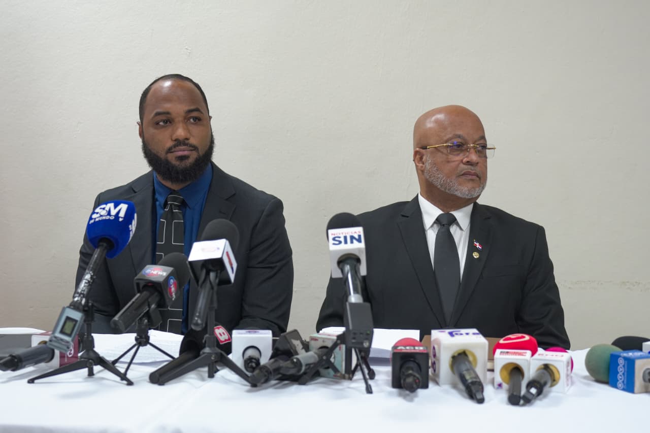 Más de 300 contratistas y proveedores del Estado piden a Abinader crear mesa para resolver deudas Santo Domingo. – Más de 300 contratistas y proveedores del Estado dominicano solicitaron al presidente Luis Abinader la creación de una mesa de resolución de deudas históricas, con el objetivo de buscar una salida a compromisos económicos pendientes que, según denuncian, superan los RD$500 millones y en algunos casos datan desde 1998. La petición fue presentada por abogados de la firma Ricardo & Morrobel Consultores Legales, quienes afirmaron representar a ingenieros, arquitectos, contratistas y proveedores que realizaron obras o servicios para el Estado, pero que aún no han recibido los pagos correspondientes. Durante un encuentro con la prensa, Erick Morrobel y Luis Ricardo señalaron que la situación ha generado graves consecuencias económicas y sociales para decenas de familias, debido al prolongado retraso en el cumplimiento de estas obligaciones. “Detrás de estos expedientes hay vidas humanas. Son profesionales que entregaron su patrimonio, tomaron préstamos y cumplieron con su parte del contrato construyendo infraestructura para el país”, indicaron. Según explicaron, el impago prolongado por más de dos décadas ha provocado ruina económica, problemas de salud derivados del estrés financiero y la salida de muchos profesionales del sistema productivo por falta de liquidez. Los abogados también cuestionaron decisiones del Tribunal Superior Administrativo (TSA), al señalar que en múltiples ocasiones ha declarado inadmisibles recursos contencioso-administrativos relacionados con el cobro de deudas contra el Estado. A su juicio, esta práctica ha generado retrasos significativos en los procesos judiciales, debido a que los casos suelen ser llevados en casación ante la Suprema Corte de Justicia, lo que prolonga los litigios durante años. Asimismo, denunciaron lo que calificaron como un “laberinto burocrático” dentro del Ministerio de Hacienda, donde —según afirman— los procesos administrativos para el reconocimiento y pago de estas deudas se han convertido en una barrera que retrasa el cumplimiento de las obligaciones del Estado. Otro aspecto señalado fue la situación generada con la Dirección General de Impuestos Internos (DGII), ya que muchos contratistas no pueden cumplir con sus compromisos fiscales porque no han recibido los pagos por los trabajos realizados para el Estado. “Se produce un círculo vicioso donde el Estado es, al mismo tiempo, deudor moroso y juez ejecutor”, sostuvieron. Ante este escenario, los representantes de los contratistas hicieron un llamado al presidente Abinader y a las autoridades financieras para establecer una mesa de diálogo que permita identificar, verificar y resolver estas deudas acumuladas. “No pedimos dádivas; exigimos el cumplimiento de contratos válidamente suscritos”, señalaron. Finalmente, advirtieron que la situación podría afectar la seguridad jurídica del país si no se busca una solución, al considerar que nadie querrá contratar con el Estado si las obligaciones asumidas no se honran.
