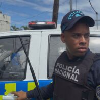 Policía lanza gas lacrimógeno y enfrenta a la prensa con pistola durante cobertura en guardería de SDE