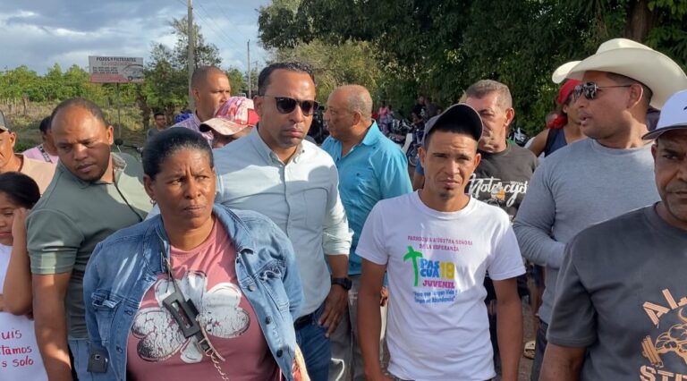 Residentes de Mata Santiago realizan marcha pacífica en reclamo de carretera Bayaguana–Los Hidalgos
