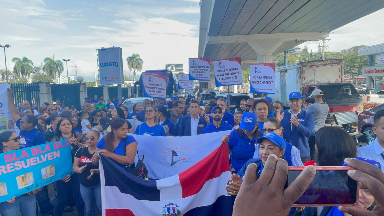 ADP protesta por malas condiciones escuelas en Santiago; amenaza con sesión permanente si educación no soluciona demandas