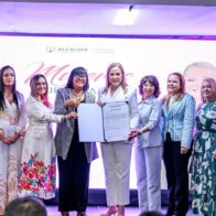 Santiago reconoce a 25 Mujeres Ejemplares junto a Raquel Peña