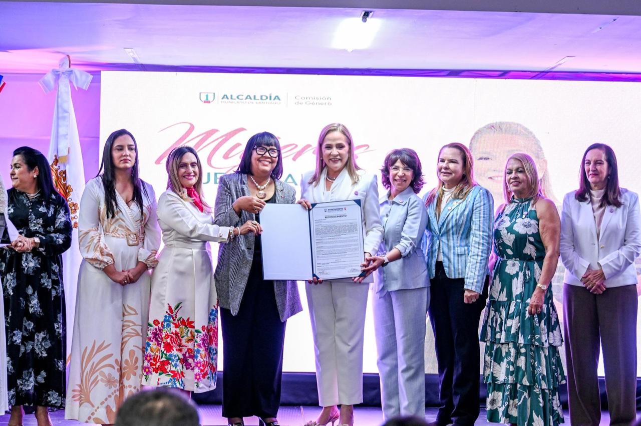 Santiago reconoce a 25 Mujeres Ejemplares junto a Raquel Peña