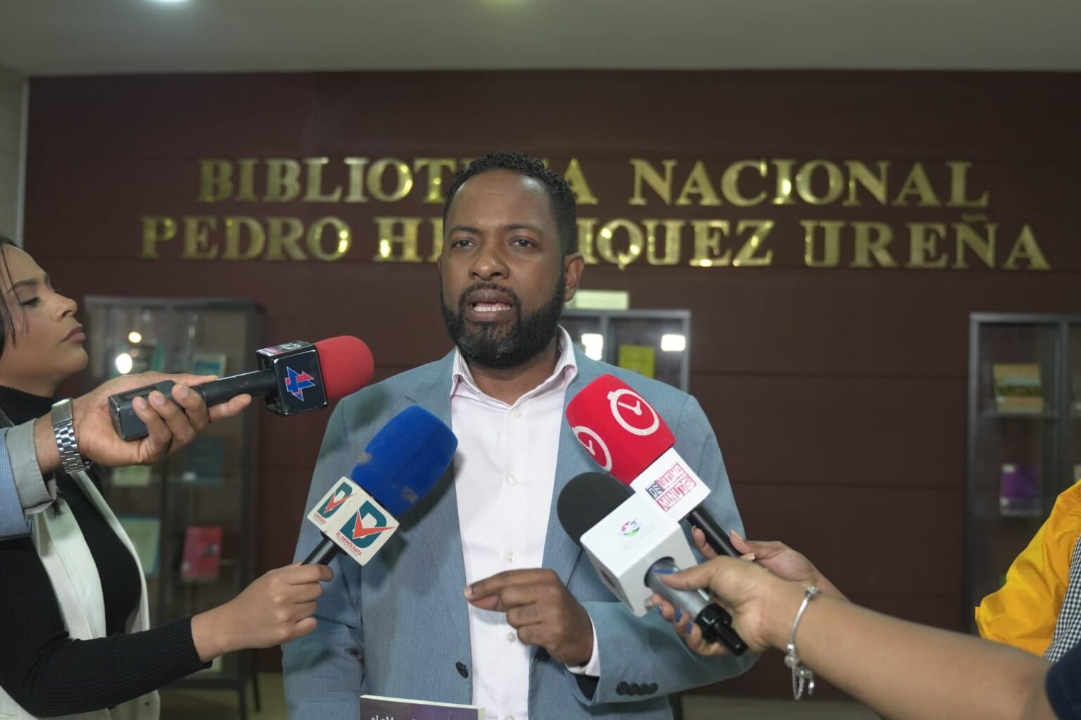 Gilmer Martínez presenta su libro “La Marca de Siete Mujeres” y resalta el valor histórico y espiritual de la mujer