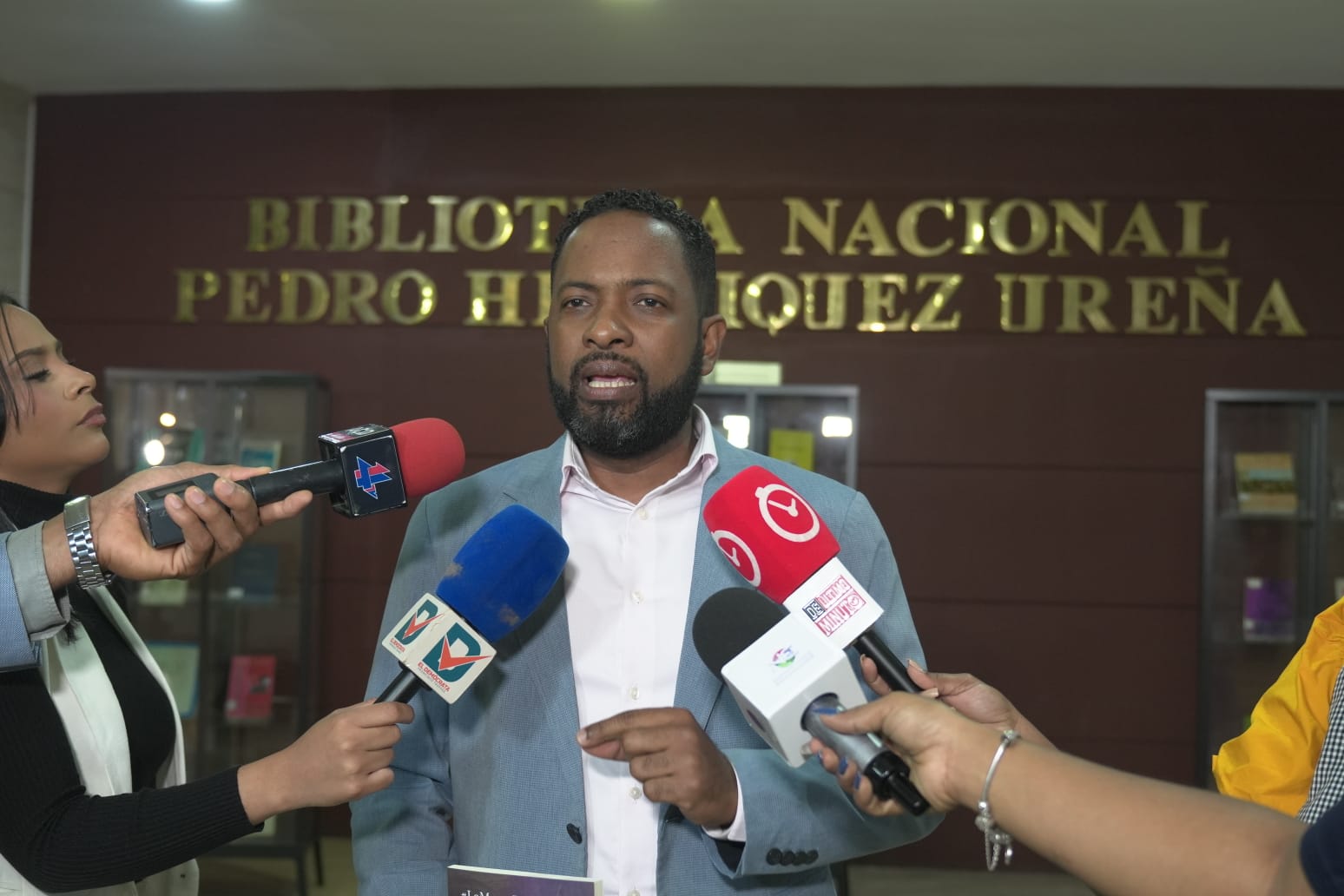 Gilmer Martínez presenta su libro “La Marca de Siete Mujeres” y resalta el valor histórico y espiritual de la mujer