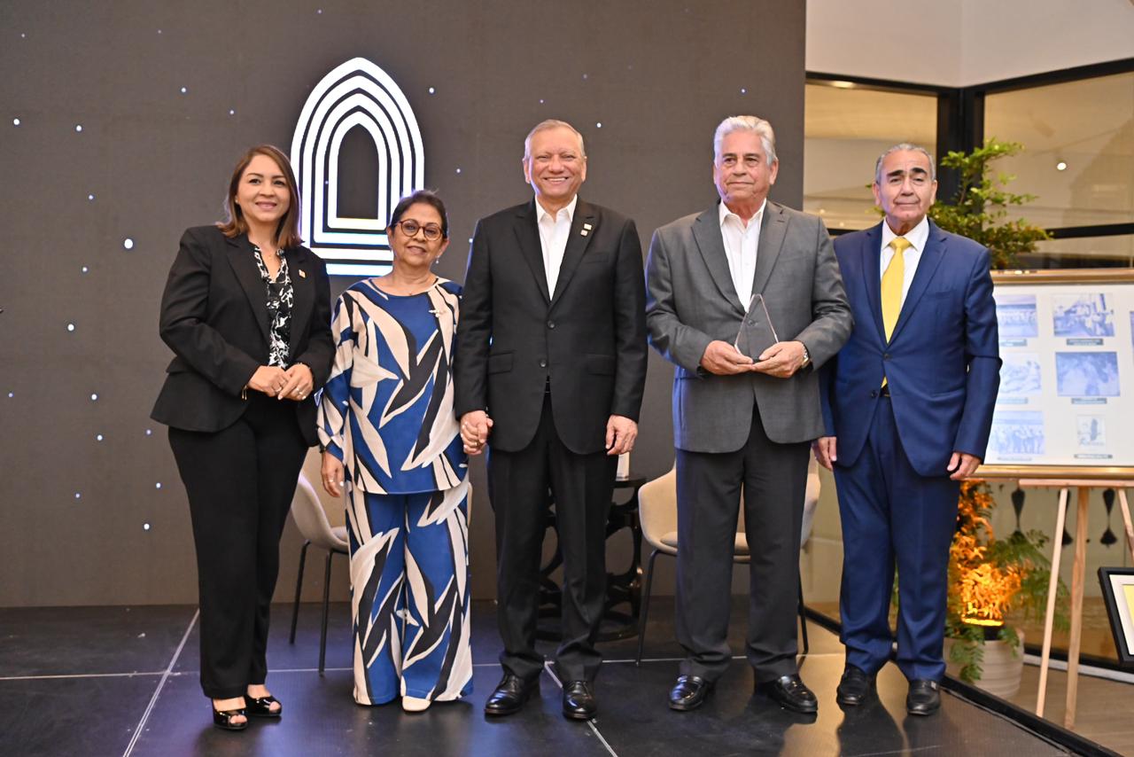 Banreservas reconoce a Winston “Chilote” Llenas en homenaje a los 93 años de las Águilas Cibaeñas Durante la actividad, por primera vez fueron exhibidos fuera del Estadio Cibao los trofeos y memorabilia de las Águilas Cibaeñas, en una exposición especial realizada durante toda la noche en el Centro Cultural Banreservas Santiago.- El Banco de Reservas de la República Dominicana entregó un reconocimiento especial a Winston “Chilote” Llenas, una de las figuras más emblemáticas del béisbol dominicano, durante un acto conmemorativo por el 93 aniversario de las Águilas Cibaeñas. La distinción fue entregada por el presidente ejecutivo de Banreservas, doctor Leonardo Aguilera, en una actividad celebrada en el Centro Cultural Banreservas en Santiago, donde se resaltó la extraordinaria trayectoria de Llenas dentro del conjunto cibaeño y su impacto en el desarrollo del béisbol profesional dominicano. Aguilera destacó que Llenas ha sido una pieza clave en la historia de las Águilas Cibaeñas, organización a la que ha servido en distintos roles a lo largo de décadas, incluyendo jugador, dirigente, gerente general, vicepresidente y presidente del equipo. “Winston ha sido jugador, coach, gerente general, vicepresidente y presidente de las Águilas. Es el ídolo de todas las épocas del equipo y un ejemplo para el deporte dominicano”, expresó Aguilera al entregar la distinción en nombre del Banco de Reservas y de los más de 14 mil colaboradores de la institución. El ejecutivo bancario también resaltó los valores que han marcado la vida de Llenas dentro y fuera del terreno de juego. “Hablar de Winston es hablar de un ícono del país, un emblema de honestidad, seriedad y pulcritud. Por eso el Banco de Reservas se honra en reconocer su trayectoria y su aporte al béisbol dominicano”, afirmó. Durante la noche también se realizó un conversatorio dedicado a la historia y legado de las Águilas Cibaeñas, en el que se abordaron momentos emblemáticos del equipo, sus principales hazañas deportivas y la influencia que ha tenido la organización en el desarrollo del béisbol profesional dominicano. Asimismo, los asistentes pudieron apreciar una exposición especial de trofeos, fotografías y objetos históricos del equipo, presentados por primera vez fuera del Estadio Cibao, como parte de una muestra instalada durante toda la noche en el Centro Cultural Banreservas. Al recibir el reconocimiento, Llenas agradeció el gesto de Banreservas y expresó que la distinción representa un honor tanto para él como para las Águilas Cibaeñas, institución a la que ha dedicado gran parte de su vida como jugador, dirigente y ejecutivo. En la ceremonia también participó la presidenta del Voluntariado Banreservas, doctora Carmen Alicia Quijano de Aguilera, junto a ex peloteros, deportistas y personalidades ligadas al béisbol dominicano que compartieron con Llenas en distintas etapas de su carrera.