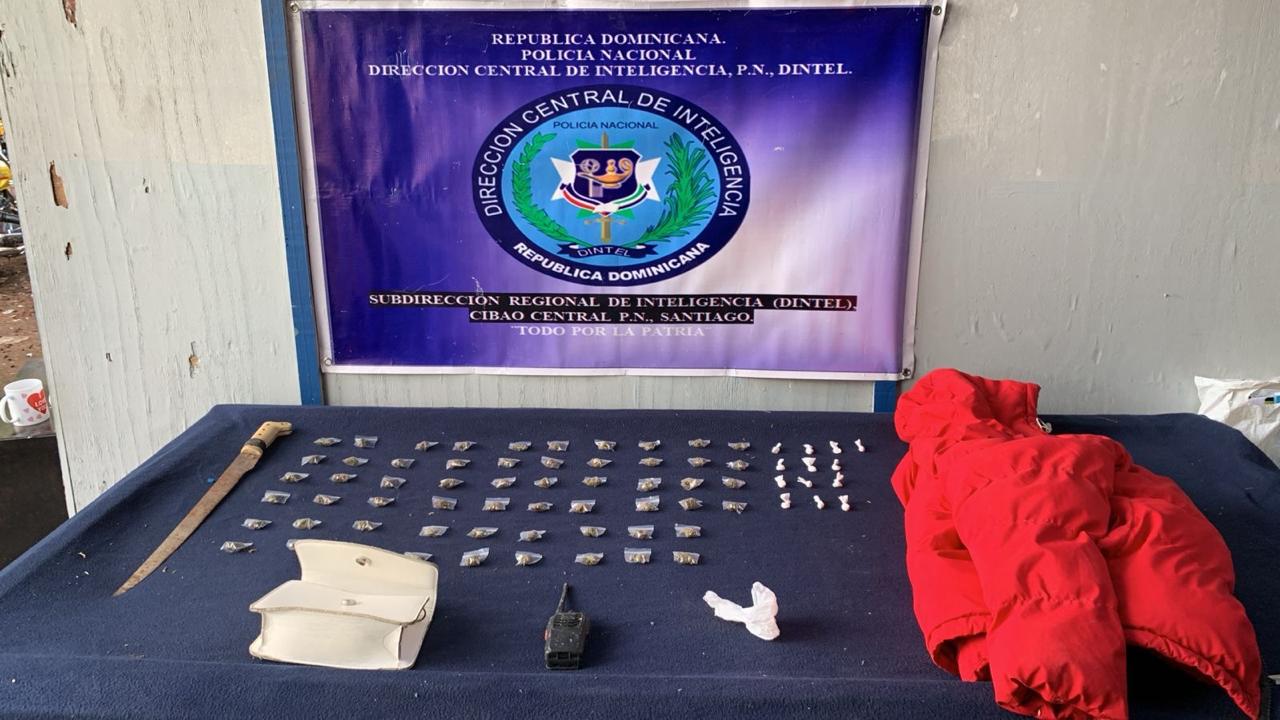 DINTEL y Ministerio Público desmantelan punto de drogas en Santiago Oeste; apresan dos hombres y ocupan decenas de porciones de narcóticos
