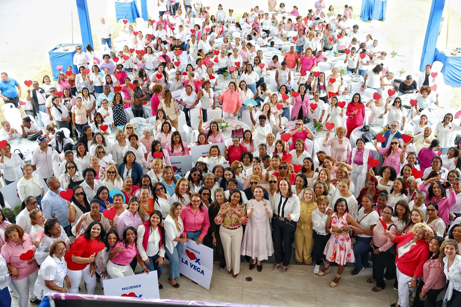 Carolina Mejía recibe contundente respaldo de mujeres líderes en encuentro nacional