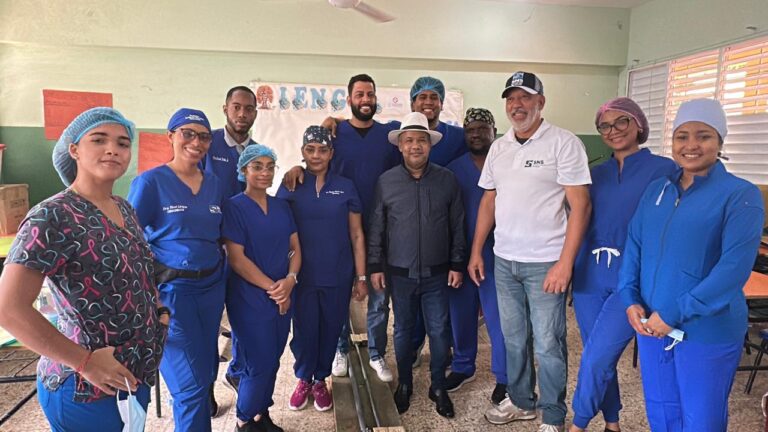 Senador Héctor Acosta encabeza operativo médico gratuito en Maimón, Monseñor Nouel