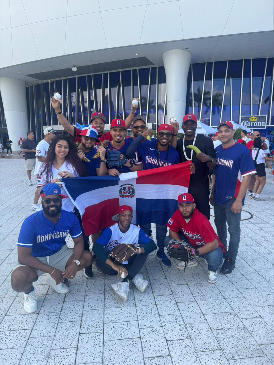 Dominicanos inundan el LoanDepot Park en apoyo a la selección en el Clásico Mundial