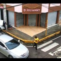 Delincuentes en motocicleta asaltan a mujer a plena luz del día en Santiago; vehículo frustra su huida
