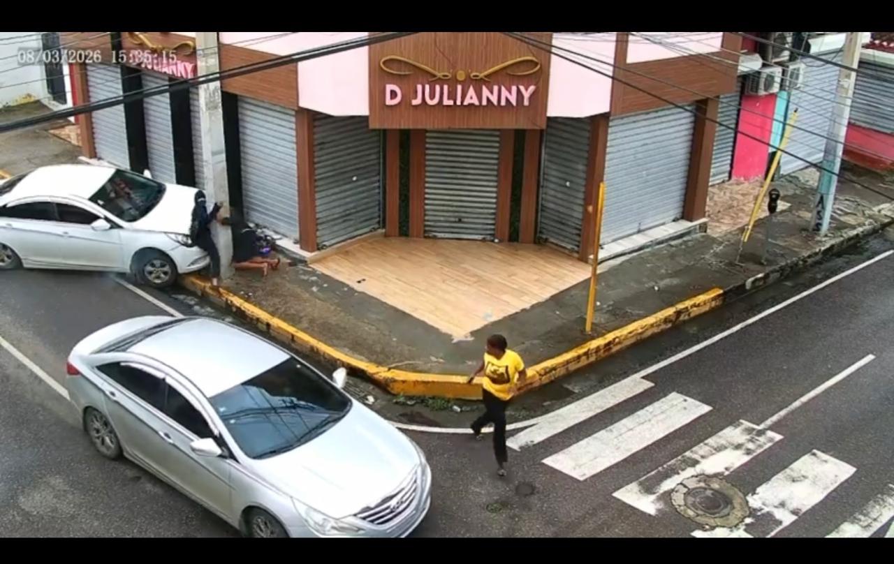 Delincuentes en motocicleta asaltan a mujer a plena luz del día en Santiago; vehículo frustra su huida