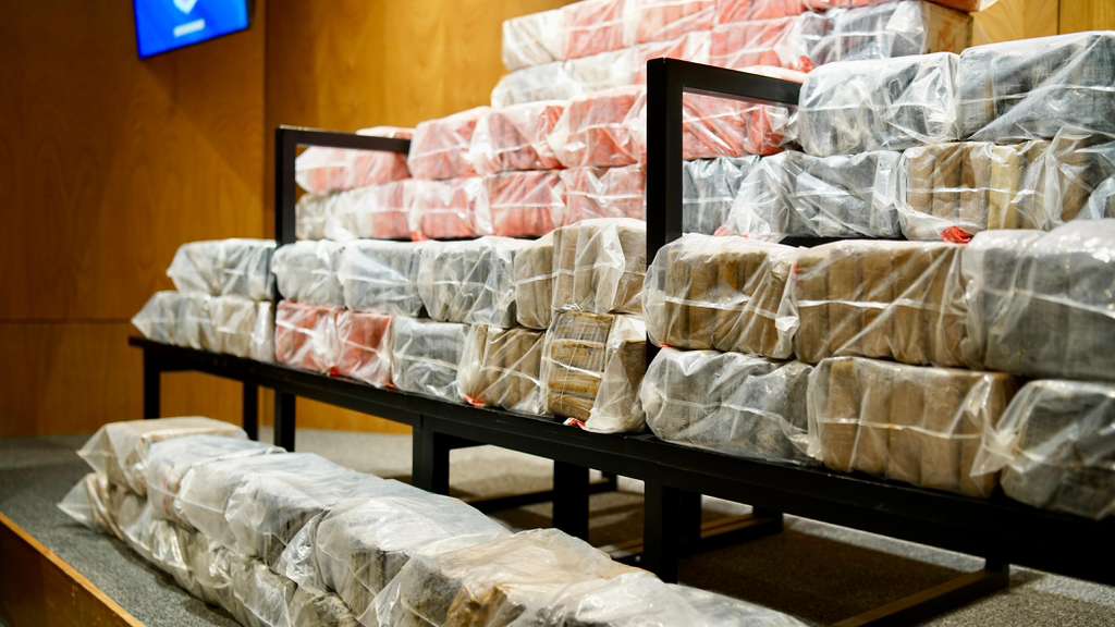 DNCD ocupa 1,743 paquetes de presunta droga en Baní y arresta a dos hombres durante operativo