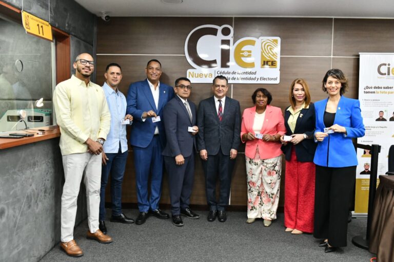 Miembros del Parlacen por República Dominicana reciben nueva cédula de identidad en la JCE