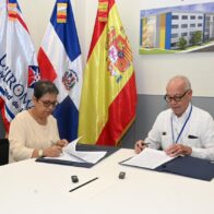 Voluntariado Banreservas y UNIROMANA firman convenio para otorgar becas a estudiantes sobresalientes