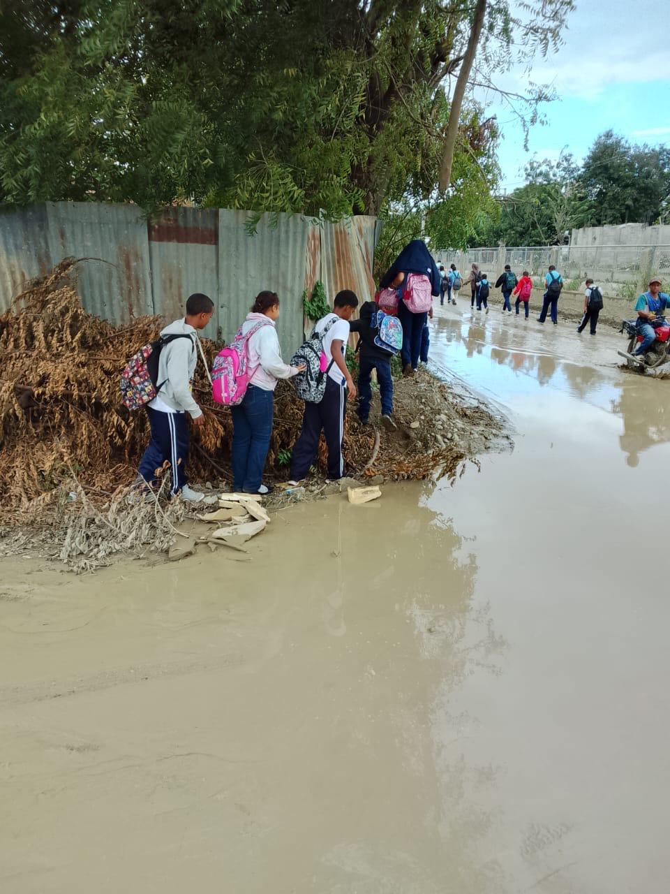 Más de 18 sectores de Santiago Oeste exigen arreglo de calle