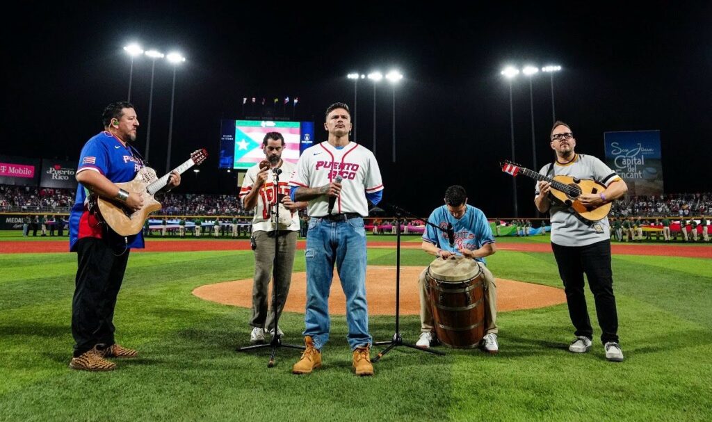 Pedro Capó interpretó el Himno y acompañó a Puerto Rico en el Clásico Mundial de Béisbol