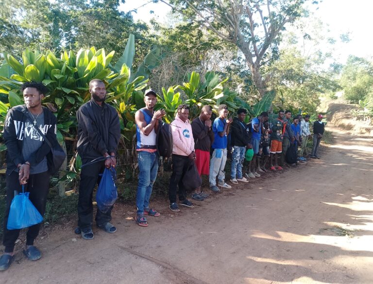 Ejército detiene a 51 extranjeros en condición migratoria irregular en Santiago Rodríguez y Dajabón
