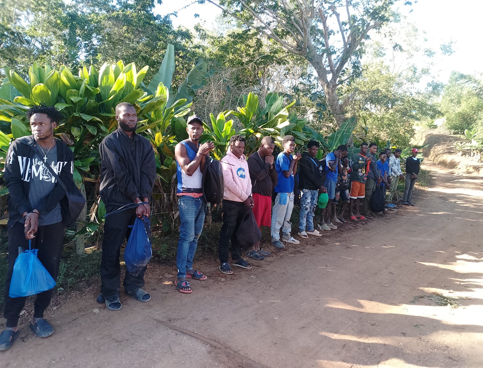 Ejército detiene a 51 extranjeros en condición migratoria irregular en Santiago Rodríguez y Dajabón